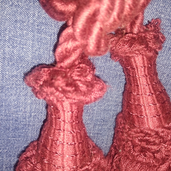 Wine colored pair of vintage curtain tassel tiebacks - Picture 5 of 9